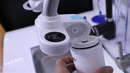 Trên tay thiết bị lọc nước tại vòi Mitsubishi Cleansui EF102 Dòng bán chạy Trên tay thiết bị lọc nước tại vòi Mitsubishi Cleansui EF102 Dòng bán chạy